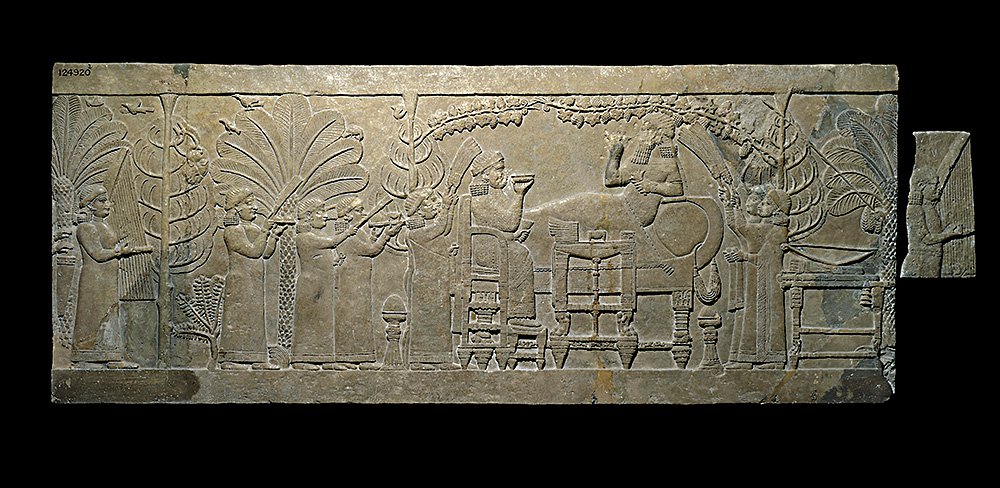 Ассирийский барельеф «Сцена пира»  (645–635 до н. э.) входит в число наиболее ценных экспонатов Британского музея. Фото: The Trustees of the British Museum