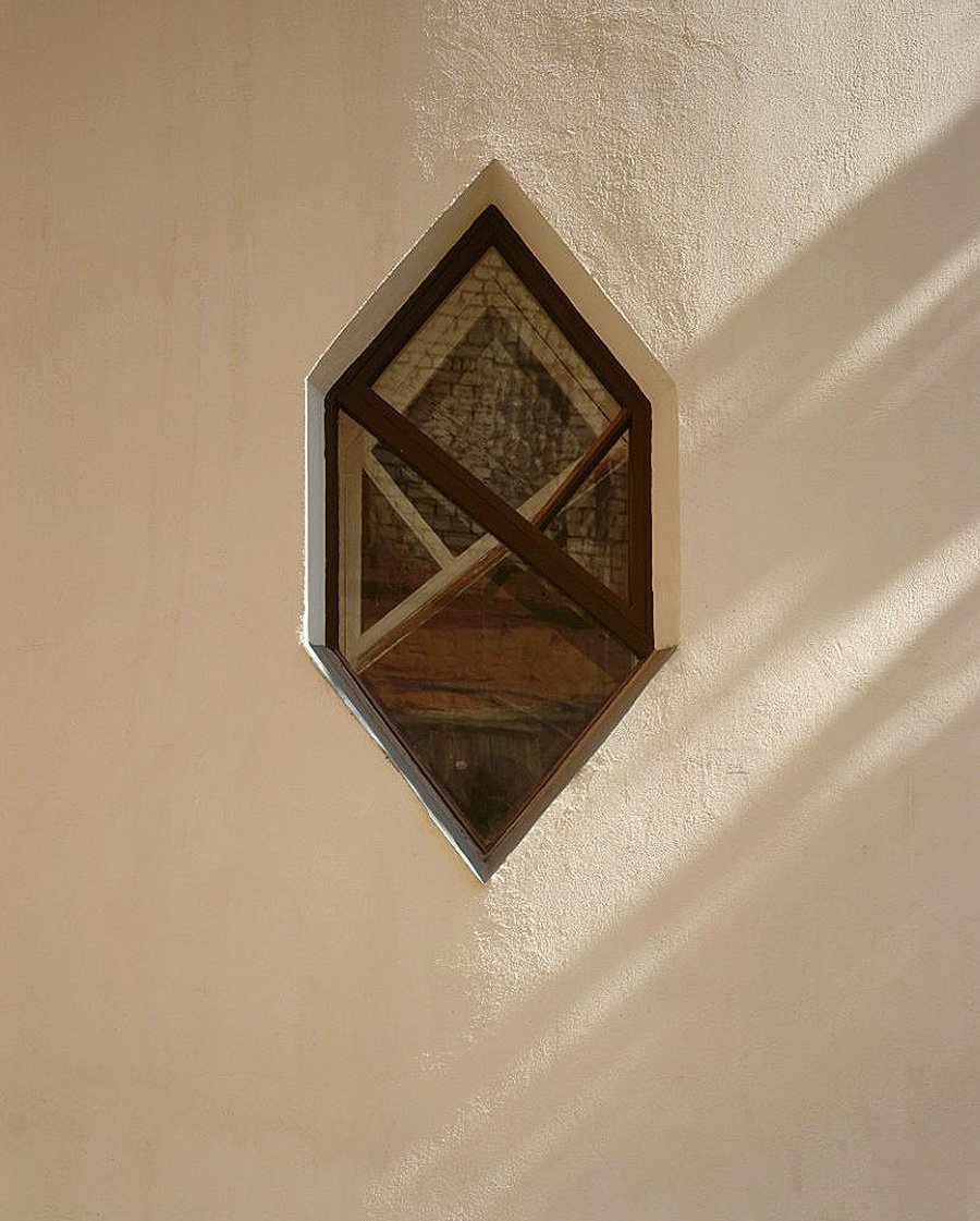 Шестиугольное окно в доме Мельникова. Фото: Юрий Пальмин