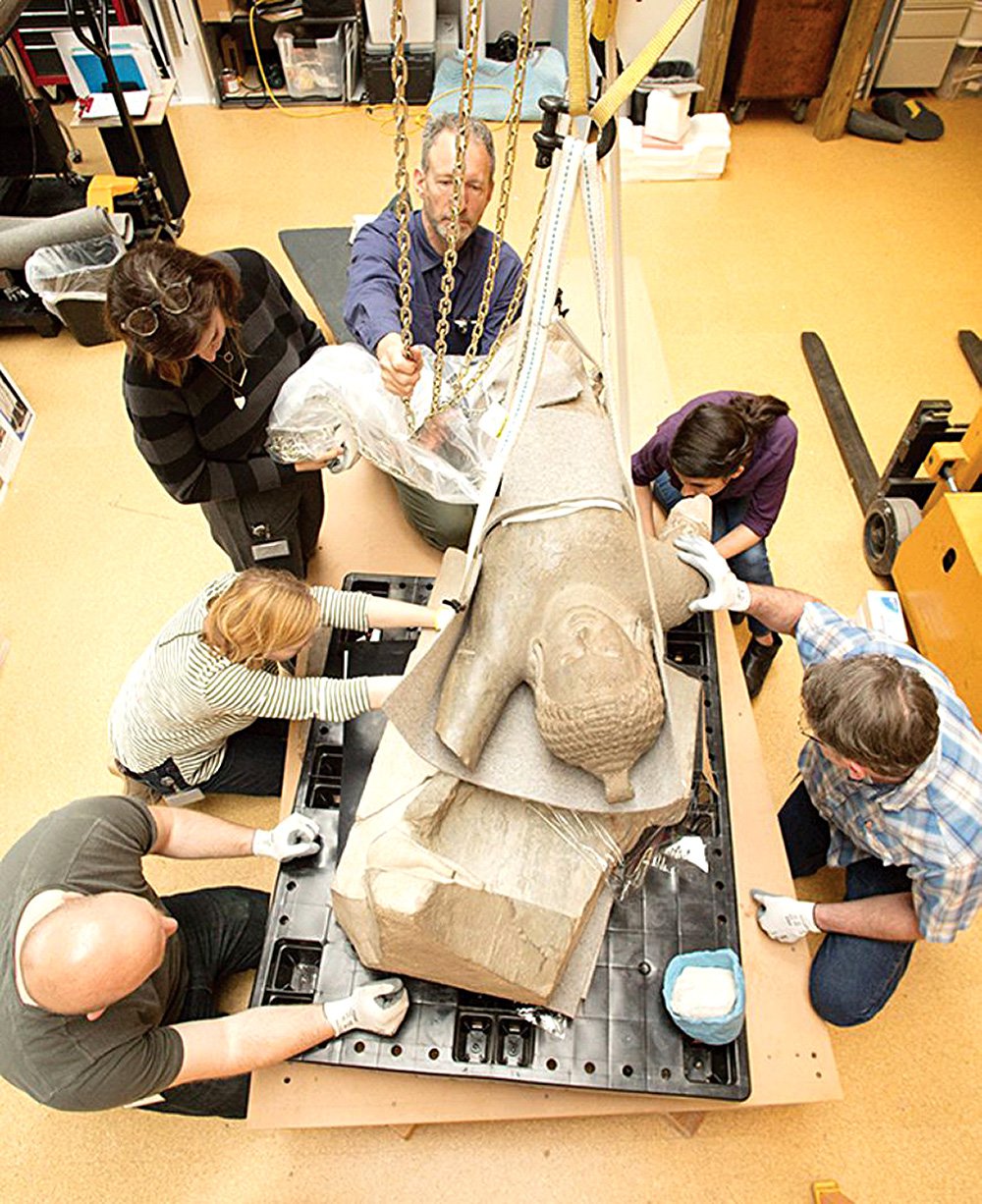 Команда Художественного музея Кливленда готовит к показу скульптуру «Кришна поднимает холм Говардхана». Фото: Cleveland Museum of Art