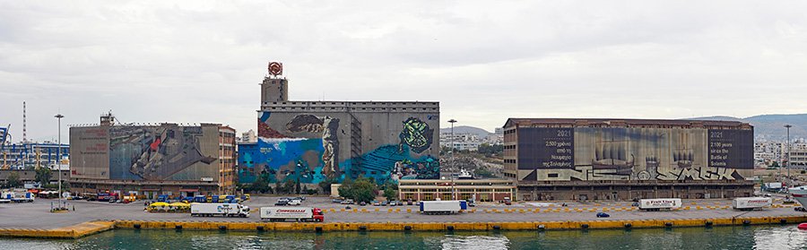 Здания Пирейского порта, расписанные муралами. Фото: David Lyon/Alamy/Legion Media