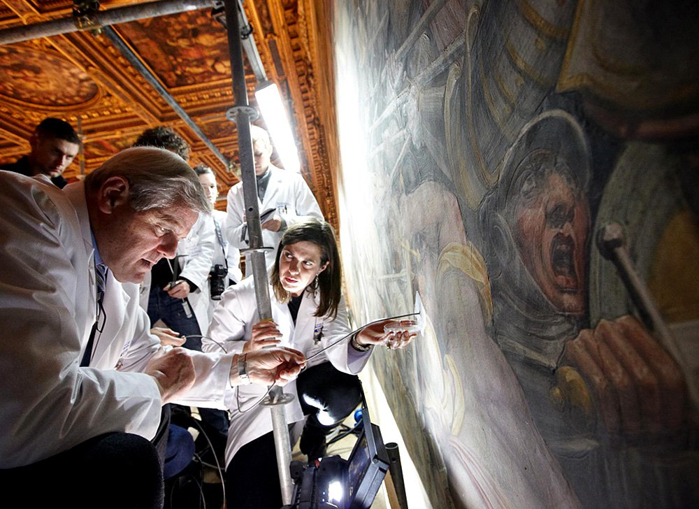 Искусствовед Маурицио Серачини осматривает фреску Вазари в палаццо Веккьо, под которой скрывается утраченная фреска Леонардо «Битва при Ангиари». Фото: Dave Yoder