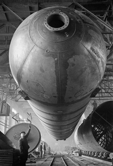 Аркадий Шайхет. Подъем газгольдера. Орск. 1947.