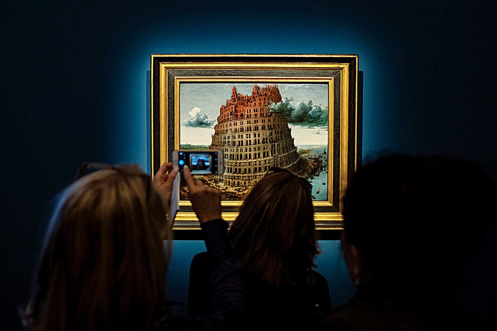 «Вавилонская башня» Питера Брейгеля Старшего на выставке в Музее истории искусств в Вене. Выставка работает до 13 января 2019 г. Фото: EPA / Christian Bruna