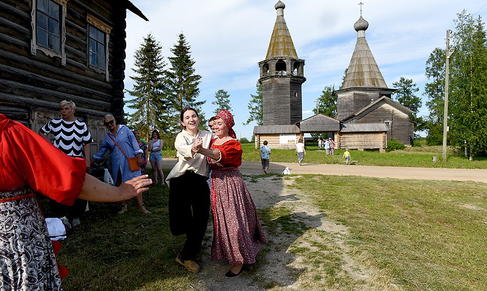 Праздник в деревне Ошевенский Погост с видом на церковь Богоявления 1787 года. Фото: Александр Коряков.