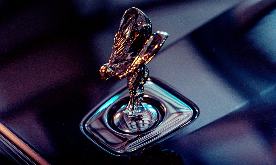 Легендарный символ Black Badge — фигурка «Дух экстаза». Фото: Rolls-Royce