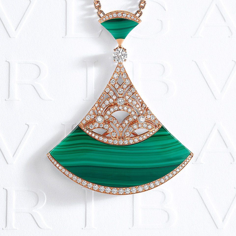 Резная подвеска Divas’ Dream с малахитом. Фото: Bvlgari