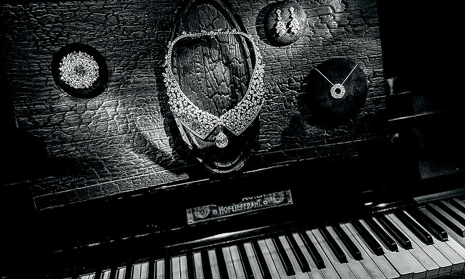 Механическое пианино, которое выступило своеобразной витриной для ювелирных украшений Posié. Фото: Posié