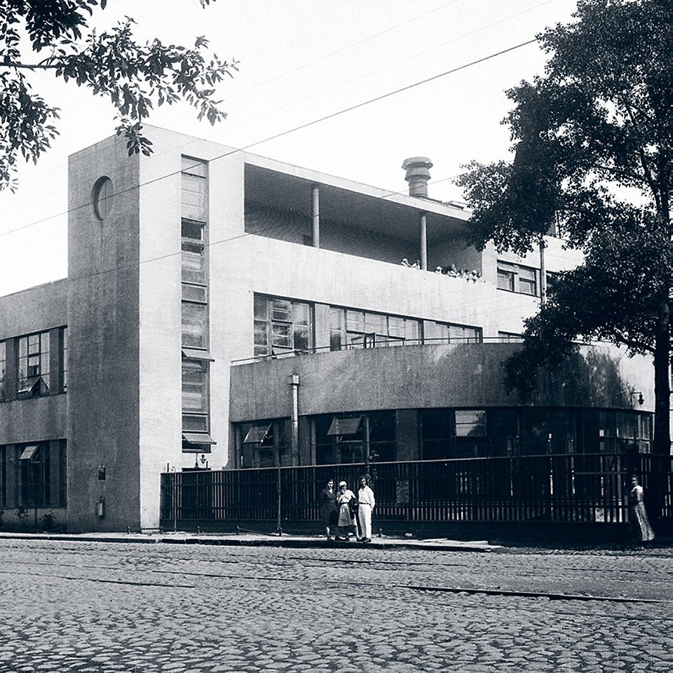 Василеостровская фабрика-кухня, Ленинград. 1932.  Фото: Фрэнк Йербюри/Архив Лондонской архитектурной ассоциации