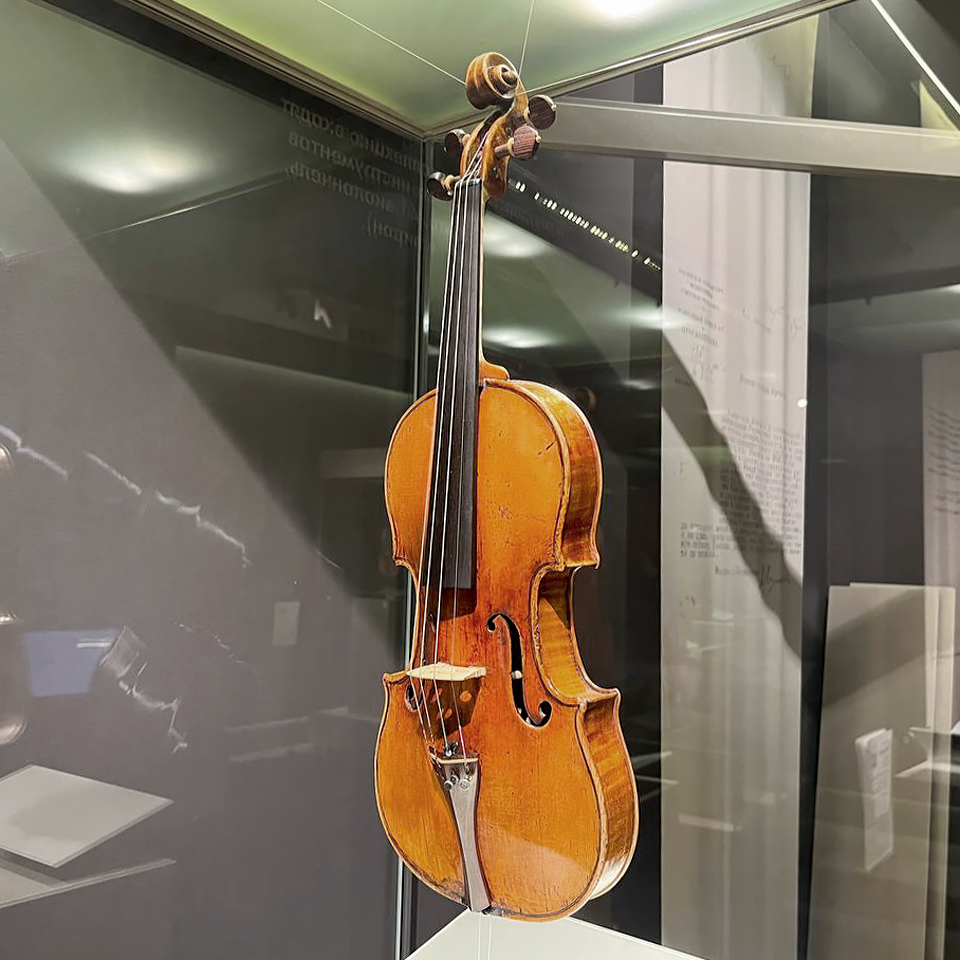 Вновь обретя хорошее экспозиционное состояние, «Скрипка Венявского» фигурирует сейчас на музейной выставке. Фото: Российский национальный музей музыки