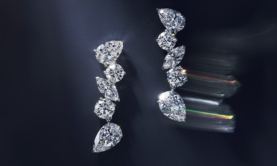 Пусеты с каскадом бриллиантов разных огранок. Фото: ALROSA Diamonds