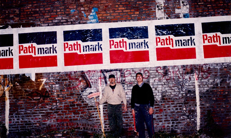 Михаил Чернышов и Николай Решетняк расклеивают постеры для Soho Walls. Фото: Alina Pinsky Gallery