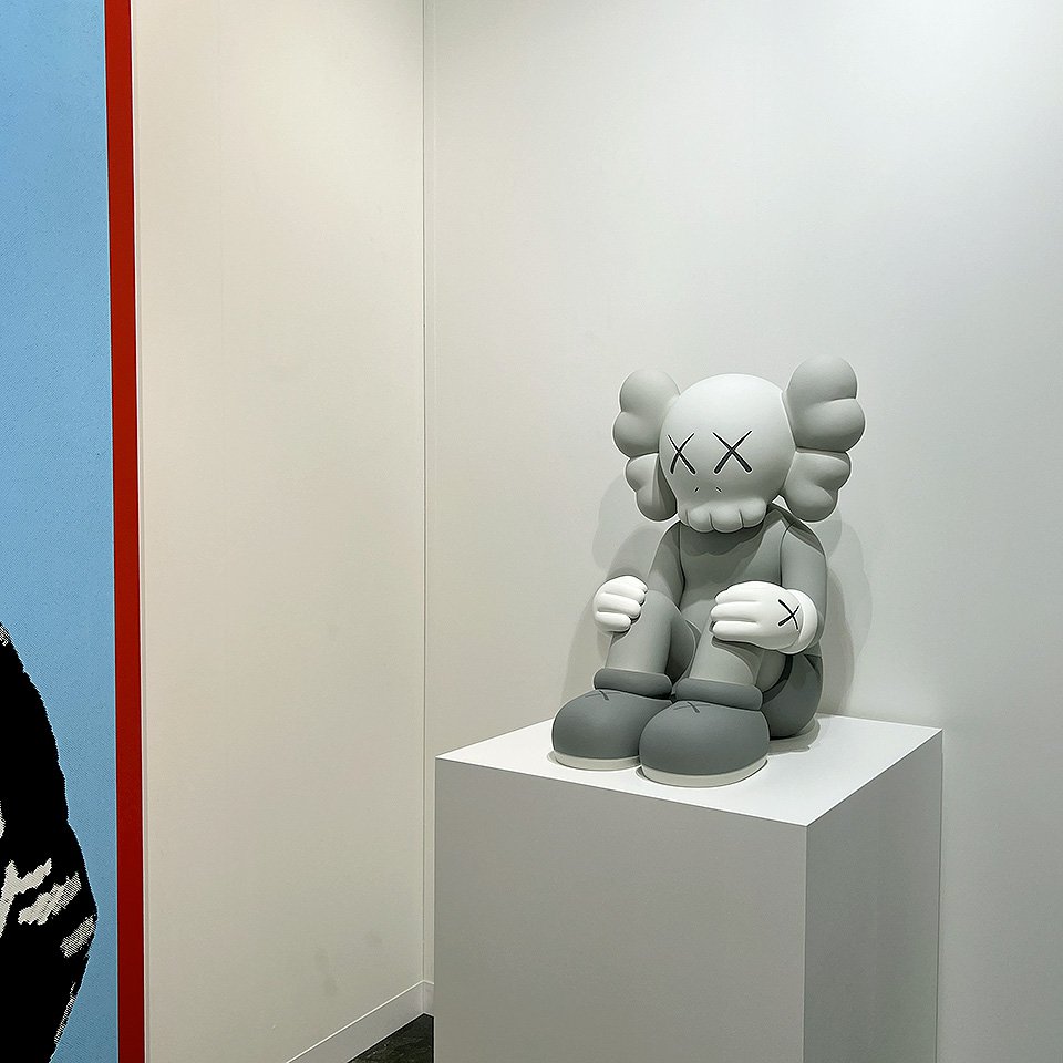 KAWS. Бронза. Стенд Skarstedt Gallery. Фото: Алина Пинская