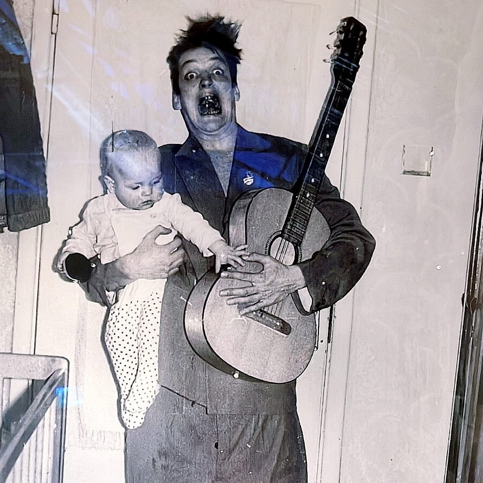 Алекс Оголтелый и его сын Никита. Ленинград. 1986. Фото: Александр Катаев
