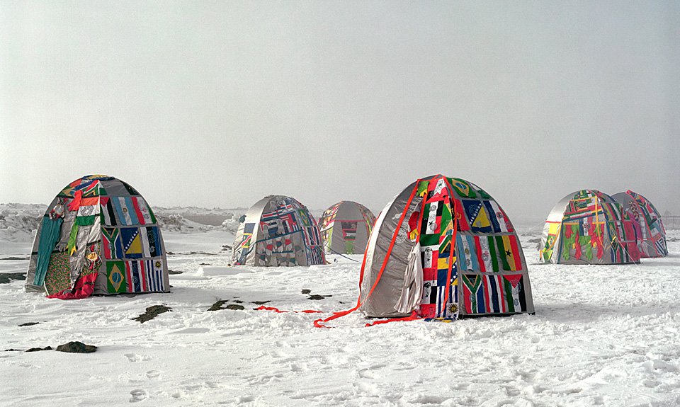 Люси + Хорхе Орта. «Антарктическая деревня – Без границ». 2007. Фото: Thierry Bal