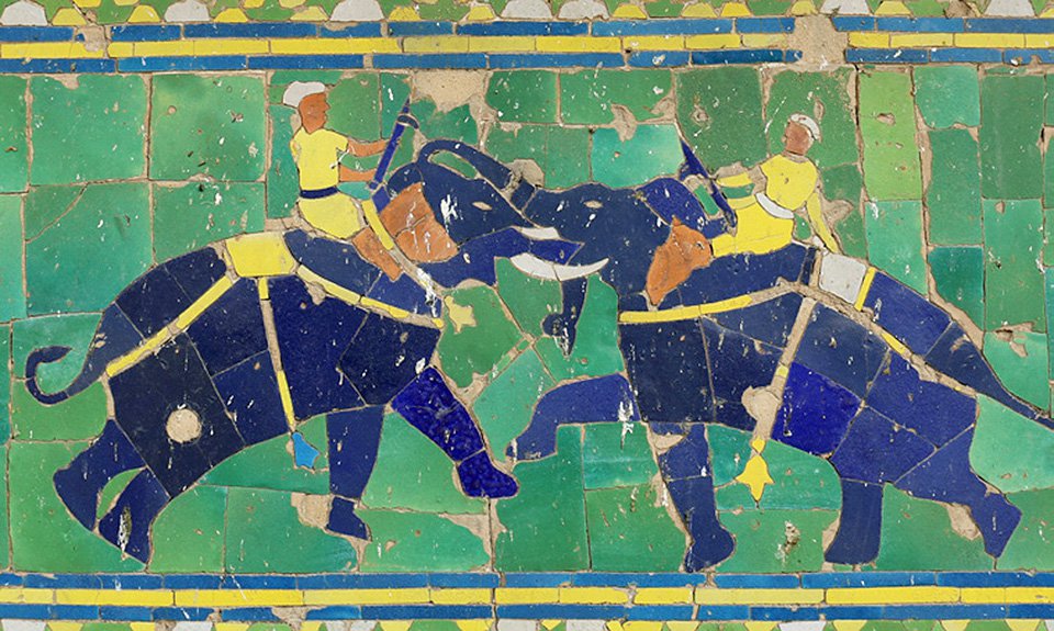 Изразцовая стена украшена обрамленными кирпичом керамическими мозаиками и фресками с изображением сцен из придворной жизни и мифологических сюжетов. Фото: Aga Khan Trust for Culture