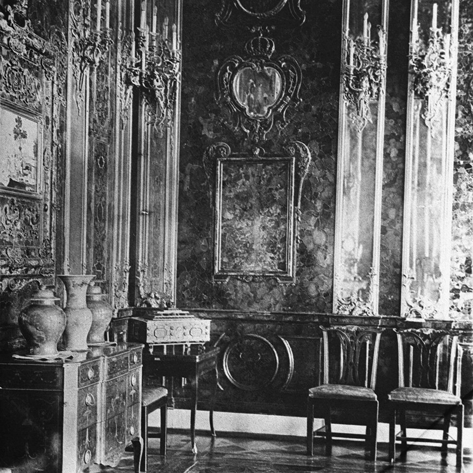 Фрагмент Янтарной комнаты в Екатерининском дворце. 1930. Репродукция.  Точная дата съемки не установлена. Фото: ТАСС