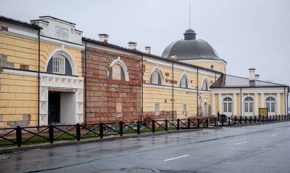 В здании бывшего Гостиного Двора (1668–1684) сегодня расположился Архангельский краеведческий музей.  Фото: Вадим Разумов
