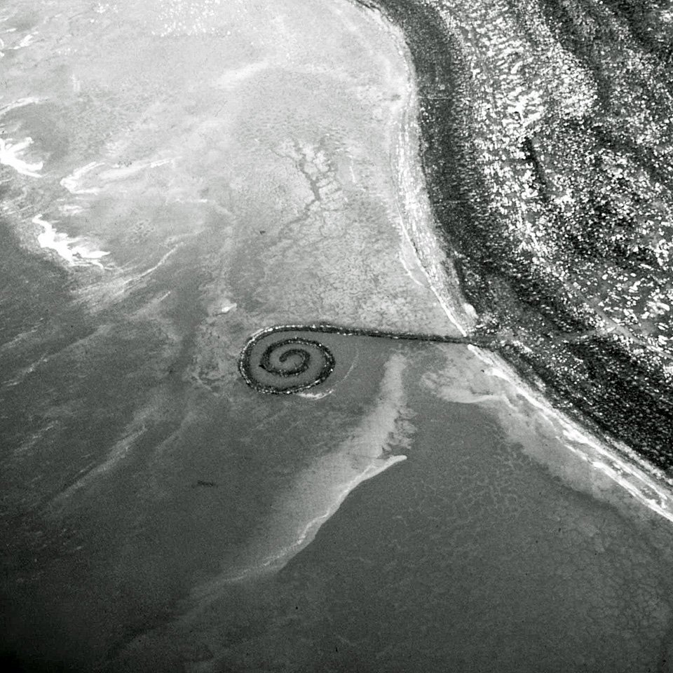 Роберт Смитсон. «Спиральная дамба». 1970. Фото: Holt/Smithson Foundation