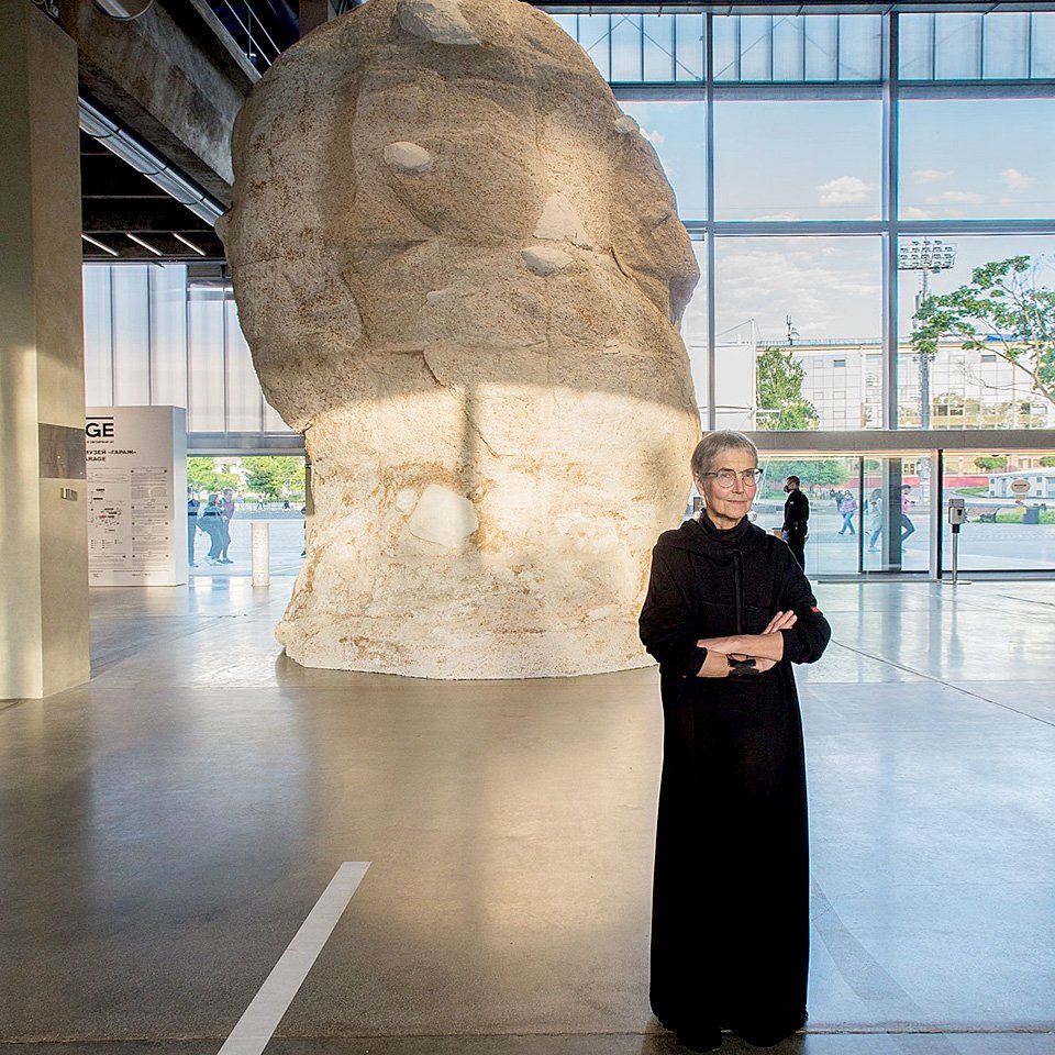 Наталия Турнова на фоне своей работы из проекта «Яйцо и камень» (2021) в музее «Гараж». Фото: Филипп Давыдов
