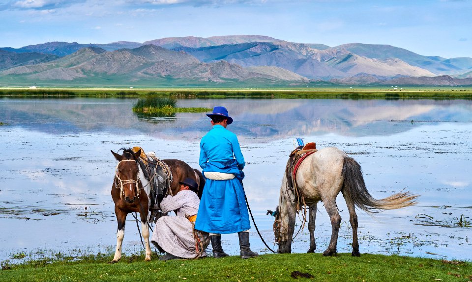 Фотографы и журналисты Туул и Бруно Моранди в течение почти 20 лет исследовали каждый уголок гигантской территории Монголии для того чтобы уловить душу кочевников и встретиться с владельцами ранчо, которые и сегодня продолжают уникальный образ жизни - кочевое скотоводство, наследие великого Чингисхана. Фото: Morandi
