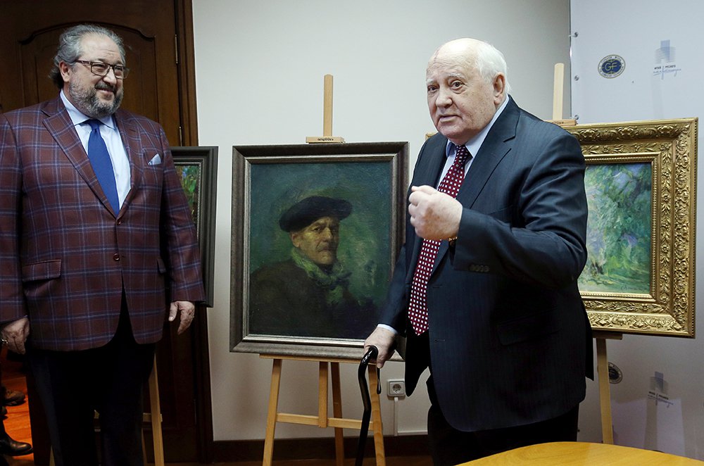 Учредитель Музея русского импрессионизма Борис Минц и бывший президент СССР Михаил Горбачев (слева направо). Фото: Дмитрий Серебряков / ТАСС