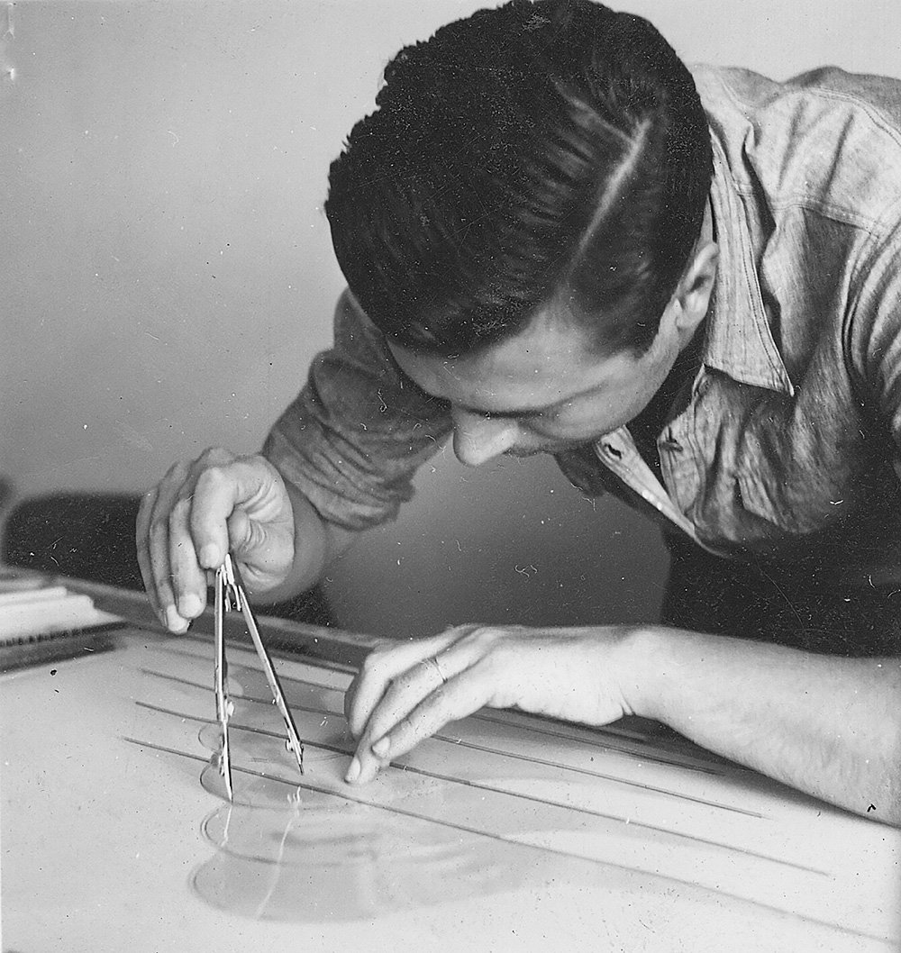 Бразильский художник Вальдемар Кордейру за работой. 1950-е годы. Фото: Walter de Castro