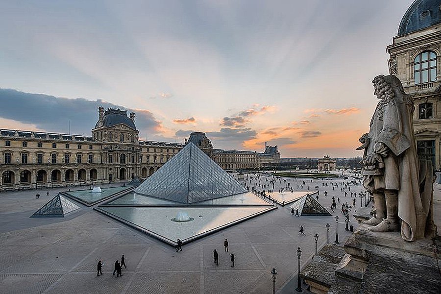 Стеклянная пирамида Лувра во дворе Наполеона. Фото: Лувр / Olivier Ouadah
