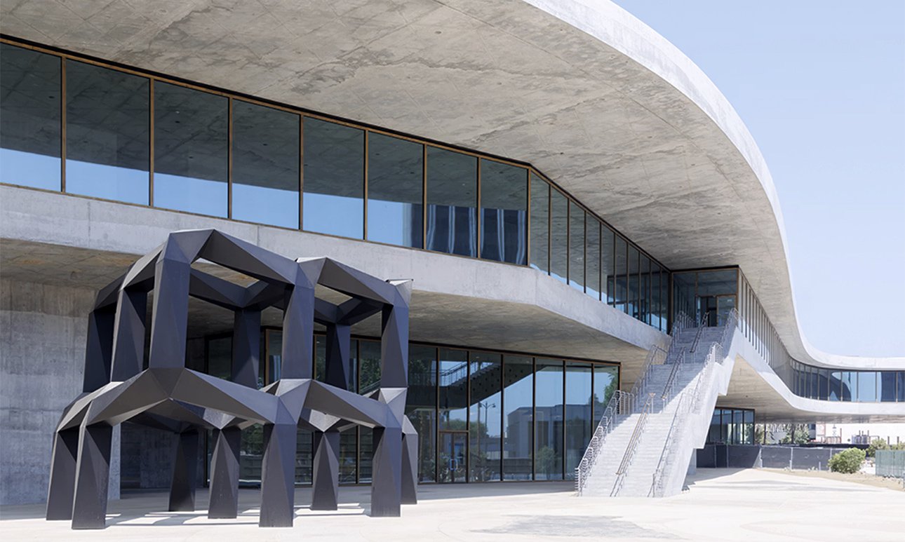 Новые галереи Дэвида Геффена, спроектированные лауреатом Прицкеровской премии архитектором Петером Цумтором, в LACMA.  Фото:  Iwan Baan