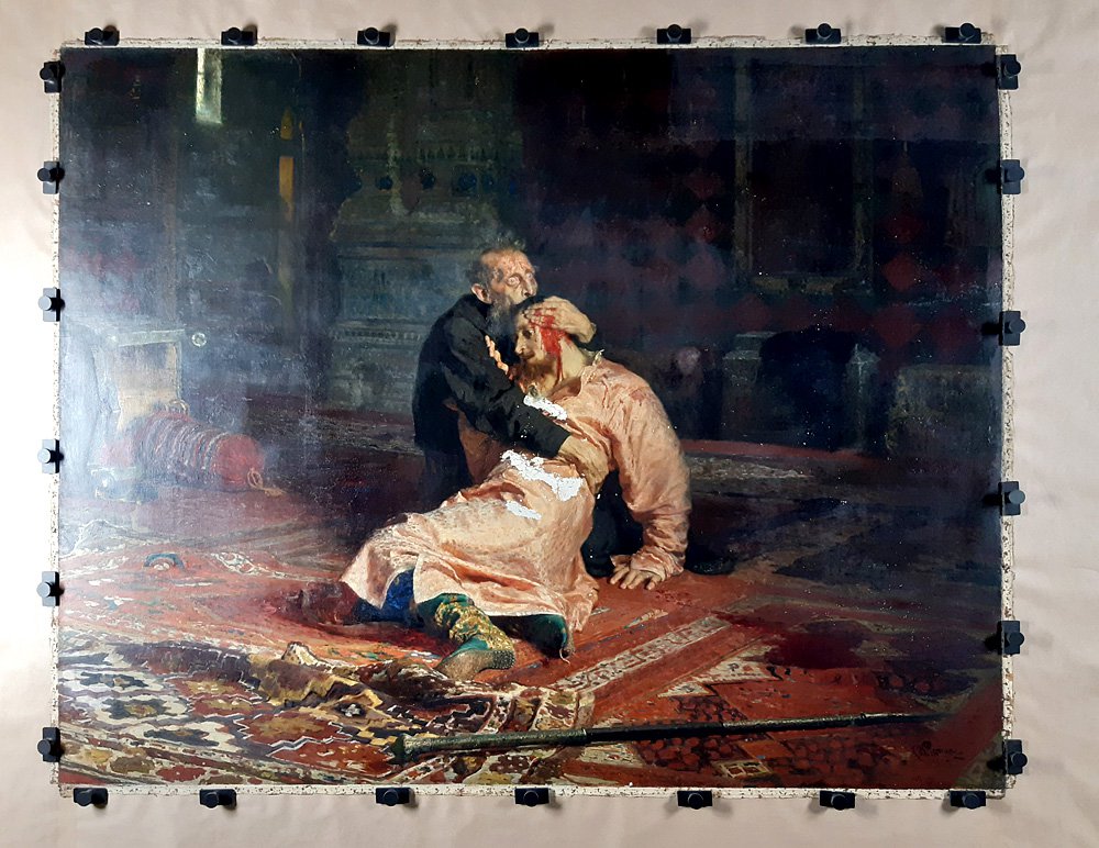 Полотно «Иван Грозный и сын его Иван 16 ноября 1581 года» с видимыми повреждениями. Фото: Софья Багдасарова