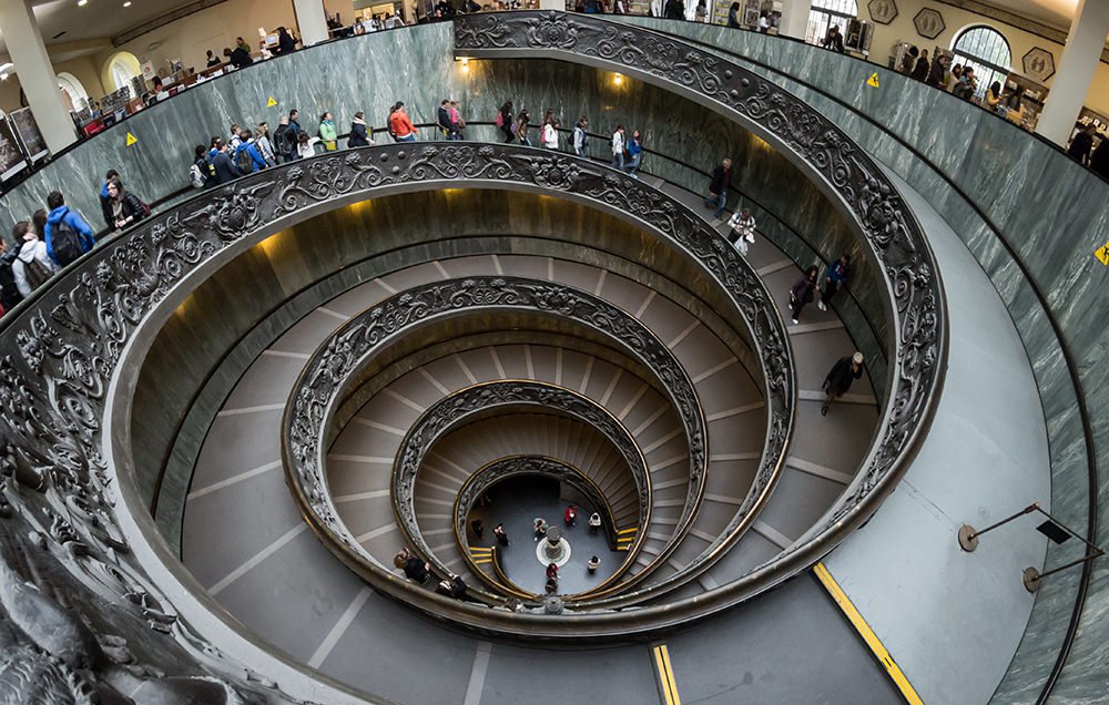 Знаменитая лестница Ватиканских музеев. Courtesy of Vatican Museum