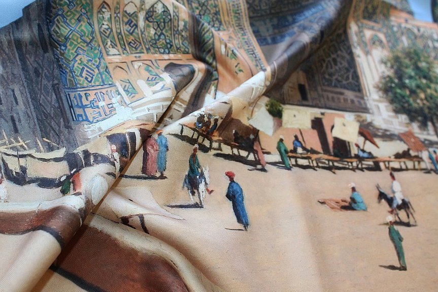 Платок по мотивам картины Василия Верещагина «Медресе Шир-Дор на площади Регистан в Самарканде». Фото: Radical Chic