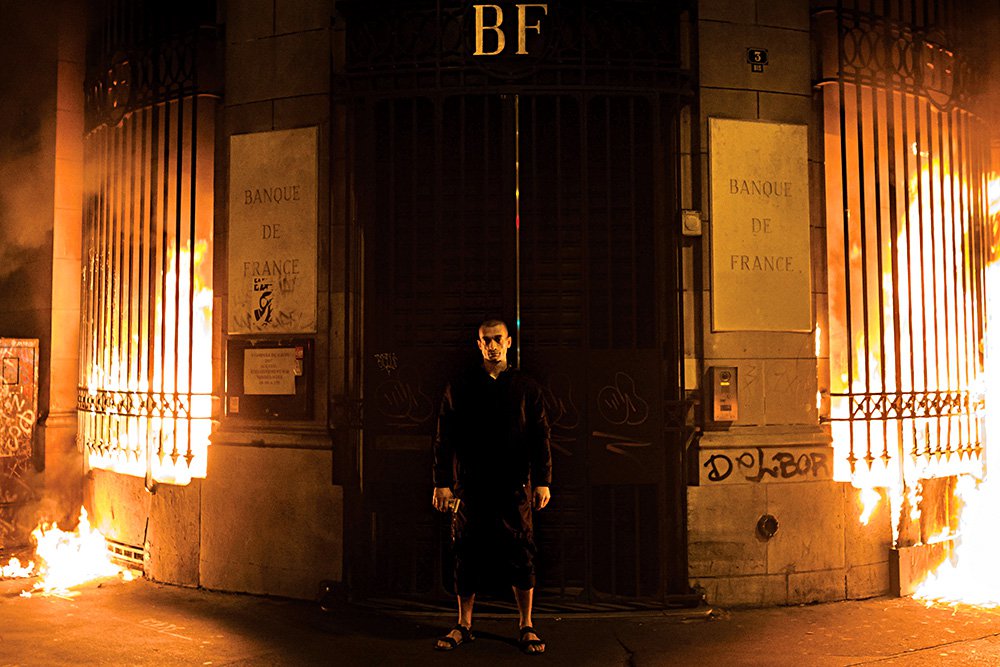 Петр Павленский во время акции «Освещение» у Банка Франции на площади Бастилии в Париже. 16 октября 2017 г. Фото: AP Photo/Capucine Henry/ТАСС