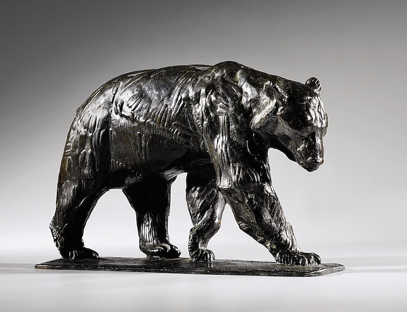 Rembrandt Bugatti. Ours brun marchant, la patte droite en avant