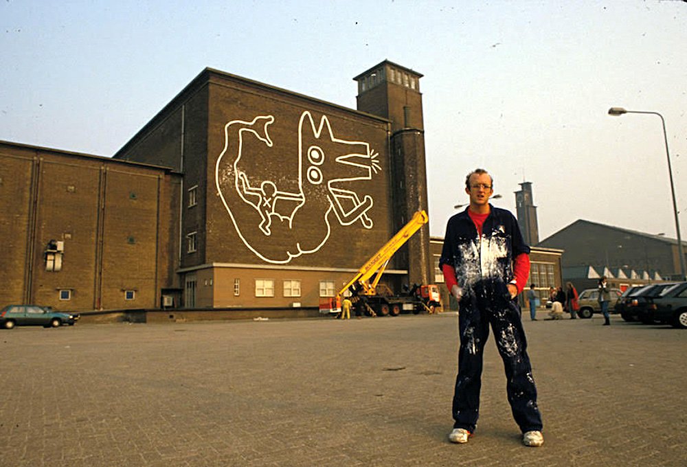 Кит Харинг с законченным муралом на стене Центрального рынка. 1986. Фото: Stedelijk museum