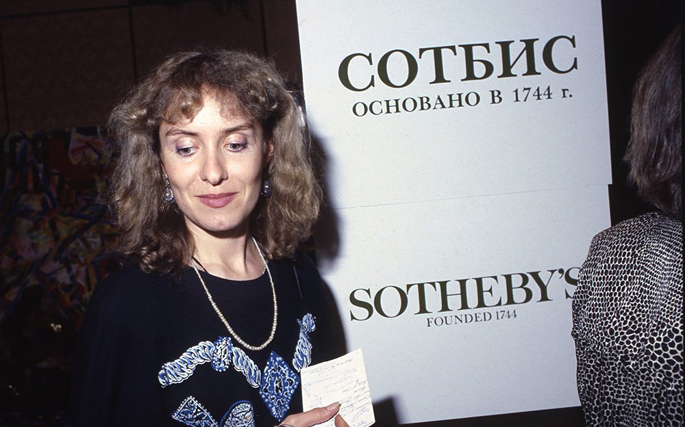 Ольга Свиблова на предаукционной выставке в Совинцентре. В 1988 г. Свиблова сняла фильм «Черный квадрат», героями которого были многие участники аукциона Sotheby’s. Фото: Сергей Борисов