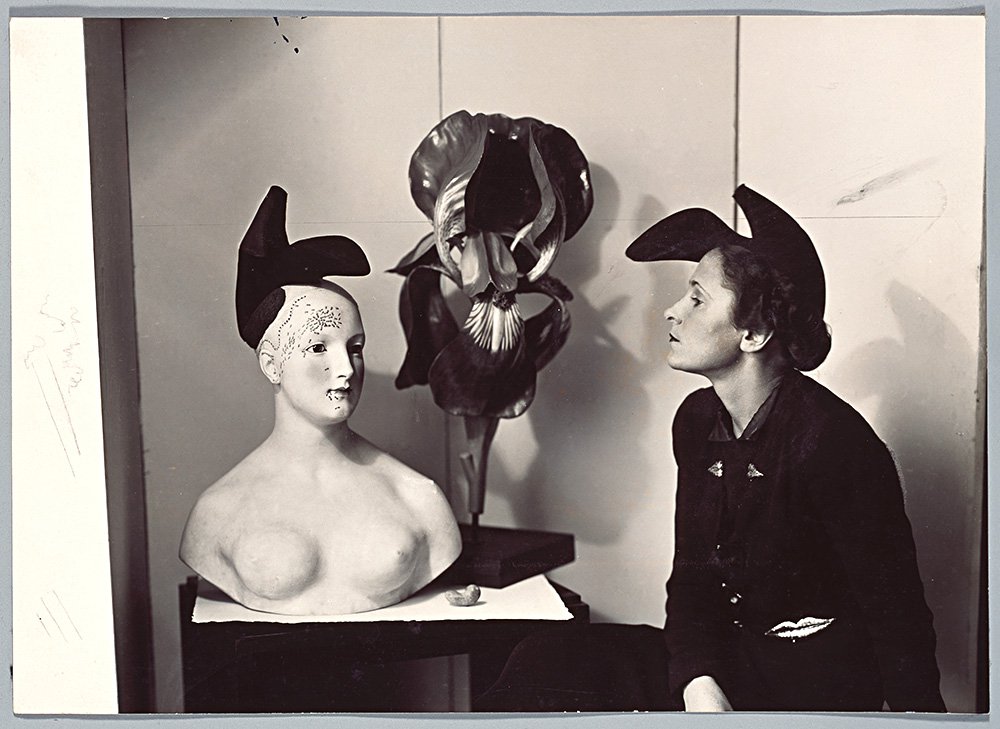 Гала в шляпке Эльзы Скьяпарелли, выполненной дизайнером по рисунку Сальвадора Дали. 1938 г. Фото: Fundació Gala-Salvador Dalí, Figueres, 2018