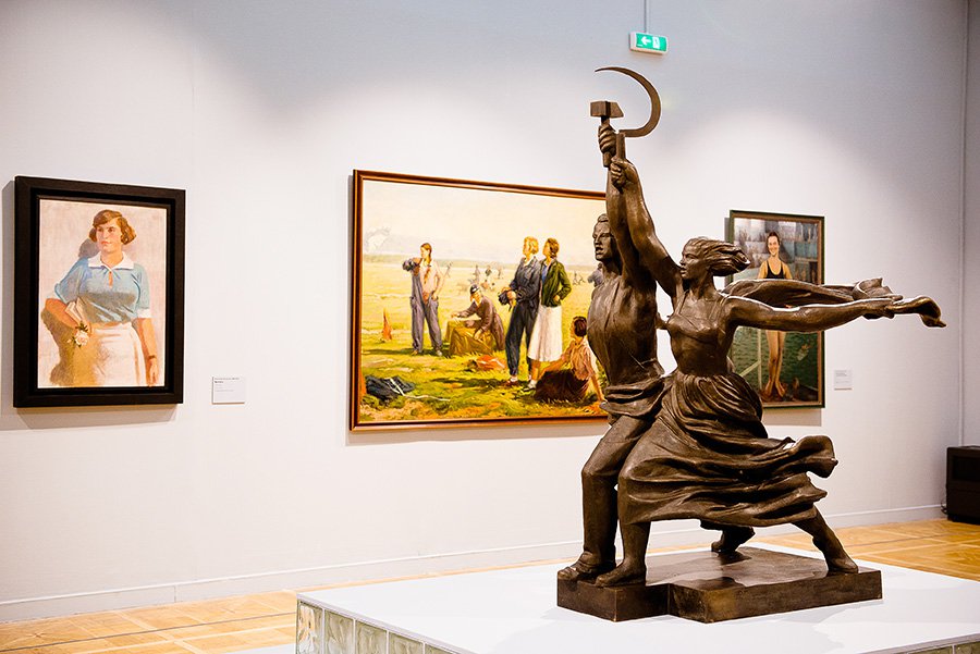 Фрагмент экспозиции. 1. Александр Самохвалов. «Вузовка». 1936–1937. 2. Вера Мухина. «Рабочий и колхозница». Модель скульптурной группы для павильона СССР на Всемирной выставке 1937 года в Париже. 1972. Фото: Государственный музейно-выставочный центр «РОСИЗО»
