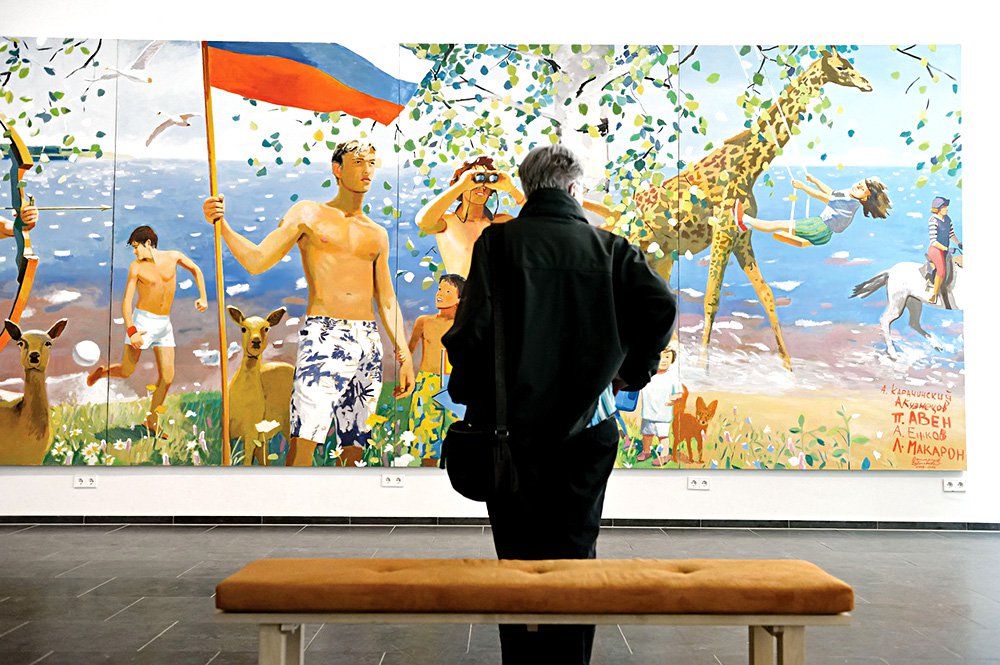 На фоне картины Дубосарского — Виноградова «С чего начинается Родина»  (2006). Фото: Kunsthal KADE