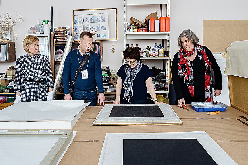 Сотрудники Третьяковской галереи и фонда Factum Arte исследуют главную картину русского авангарда. Фото: Анастасия Замятина