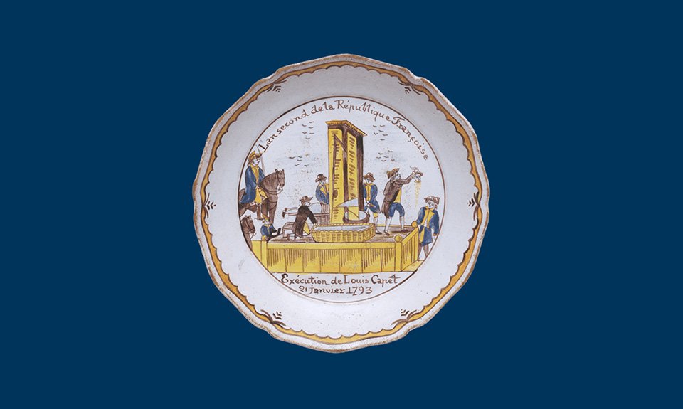 Тарелка со сценой публичной казни короля Людовика XVI. Франция, Бургундия, Невер, 1793. Фото: Архив Татьяны Удрас