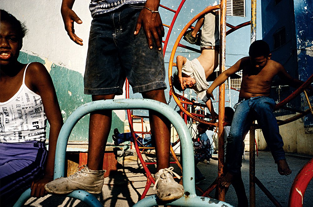 Алекс Уэбб. «Детская площадка, Гавана, Куба». 2000. Фото: Алекс Уэбб/Magnum Photo