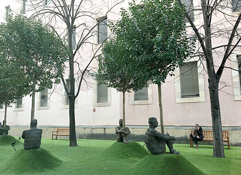 Фрагмент выставки Жауме Пленсы во внутреннем дворике Музея современного искусства Барселоны MACBA. Ретроспектива скульптора проходила с 1 декабря 2018 по 22 апреля 2019 г. Фото: Олеся Ханцевич