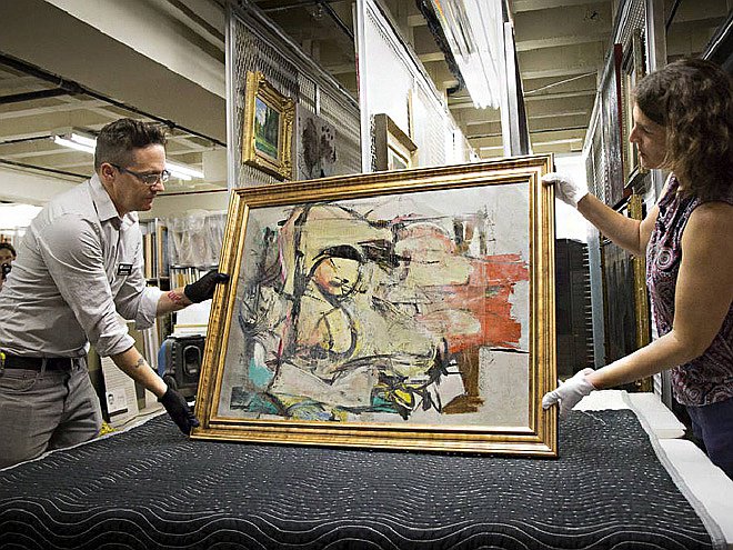 Найденную картину Виллема де Кунинга «Женщина — охра» готовят к осмотру в Художественном музее Университета Аризоны. Фото: University of Arizona