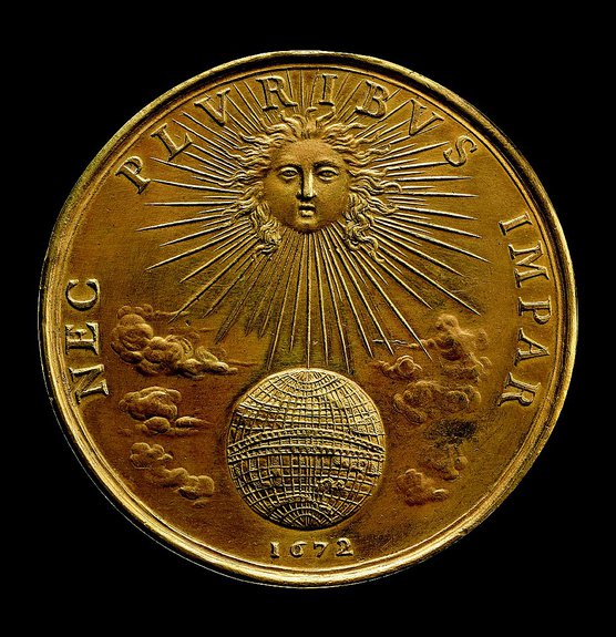 На медали (1672) по эскизу Жана Варена Людовик изображен в виде согревающего землю солнца. На ней начертан один из любимых девизов короля: «Из многих нет тебе равного»
