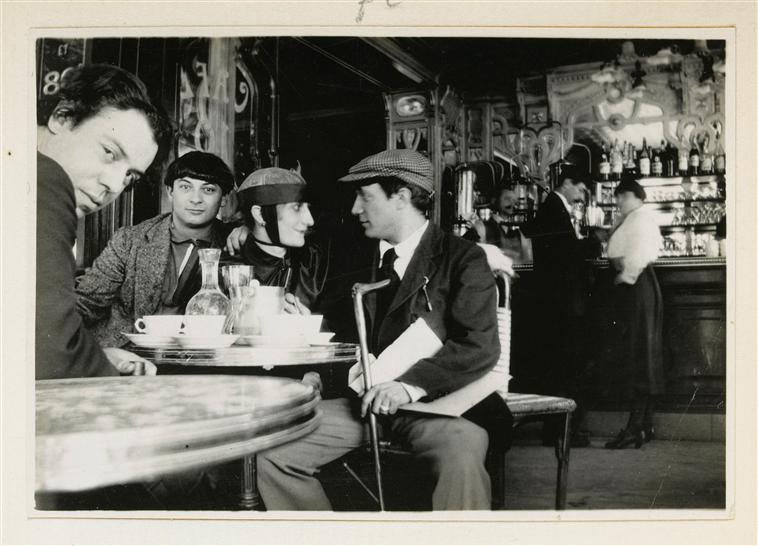 Слева направо: Мануэль Ортис де Сарате, Моисей Кислинг, натурщица Пакерет, Пикассо в кафе La Rotonde на Монпарнасе. Париж, 1912. Фото: Jean Cocteau/Musée national Picasso - Pari