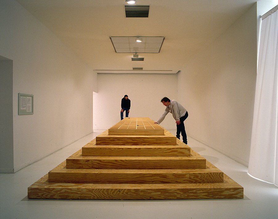 Илья и Эмилия Кабаковы. «Монумент ненужным вещам». 1998. Фото: Art Foundation of Sharjah