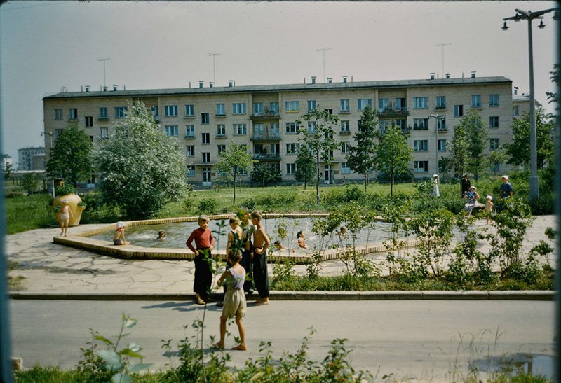 Фотограф Джон Репс. Жилой дом в 9-м квартале района Новые Черемушки. Москва. 1964 г. Сornell University Library
