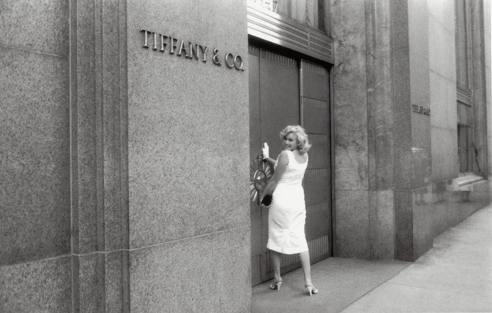Мэрилин Монро у бутика на Пятой авеню в Нью-Йорке. Фото: The Tiffany Archives / Tiffany & Co.