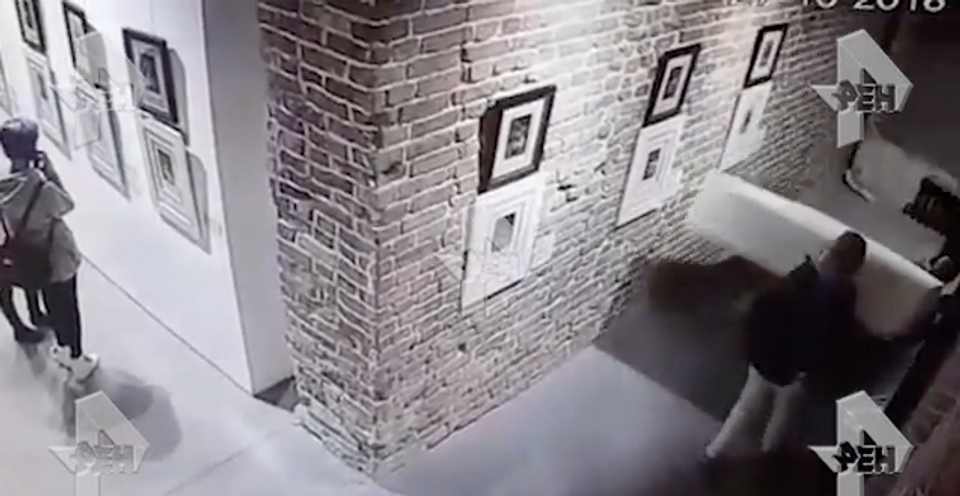 Стоп-кадр с камер видеонаблюдения, на котором запечатлен момент падения стенда в Международном центре искусств «Главный проспект». Фото: Международный центр искусств «Главный проспект»