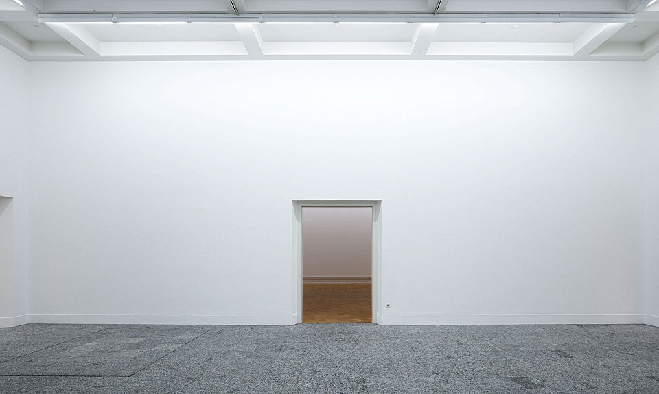 Инсталляция-посвящение художнику Роберту Барри. Kunsthalle Bern, 2009. Фото: Kunsthalle Bern